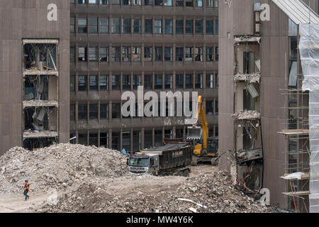 Vue de haut - débris de démolition Pelle & machinerie lourde (dump truck) et la démolition de bâtiment de bureaux - Hudson House York, England, UK. Banque D'Images