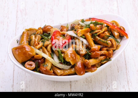Champignons marinés - Armillaria avec l'oignon et fines herbes Banque D'Images