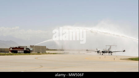 L'AÉRODROME DE BAGRAM, en Afghanistan (28 avril 2017) - l'eau à travers le passage de panaches taxiing RC-12X Garde-corps piloté par l'Adjudant-chef de l'armée américaine John 4 Aloi. Le salut de l'eau est une tradition aéronautique commémorant le dernier vol d'un pilote ou d'avion. Ce vol est l'aboutissement de 17 ans de l'Aloi comme un hélicoptère Chinook de l'armée et au pilote. Il va bientôt prendre sa retraite et de redéployer l'année prochaine, après presque 26 ans de service militaire. Banque D'Images