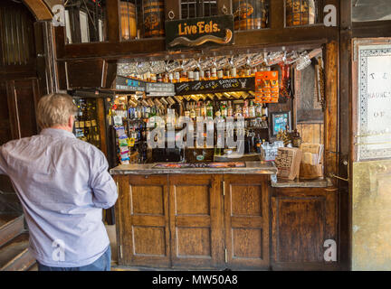 Le pub traditionnel à l'intérieur intérieur de Haunch of Venison public house, Salisbury, Wiltshire, Angleterre, Royaume-Uni Banque D'Images