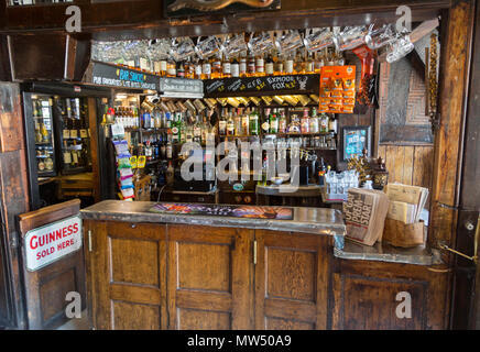 Le pub traditionnel à l'intérieur intérieur de Haunch of Venison public house, Salisbury, Wiltshire, Angleterre, Royaume-Uni Banque D'Images