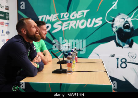 La République d'Irlande David Christian Auclair (à gauche) et Matt Doherty lors d'une conférence de presse au Centre National de Formation de la FAI, Abbotstown, Irlande. Banque D'Images