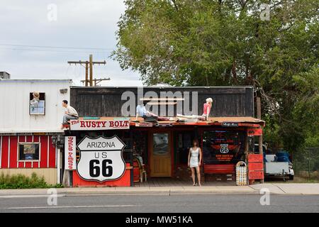 Seligman, Arizona, USA - Le 24 juillet 2017 vis rouillées : Boutique de souvenirs le long de la route de l'article historique de la Route 66 à Seligman, Arizona. Banque D'Images