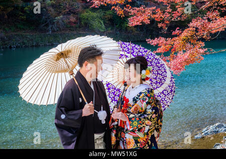 Le Japon , la ville de Kyoto, Arashi Yama , Mariage, les feuilles d'automne Banque D'Images