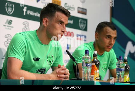 République d'Irlande est Seamus Coleman (à gauche) et Graham Burke au cours d'une conférence de presse au Centre National de Formation de la FAI, Abbotstown, Irlande. Banque D'Images