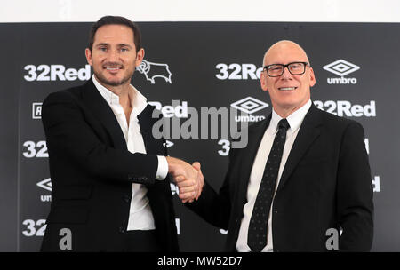 Nouveau Derby County manager Frank Lampard et propriétaire Melvyn Morris (à droite) au cours de la conférence de presse au stade Pride Park, Derby. Banque D'Images