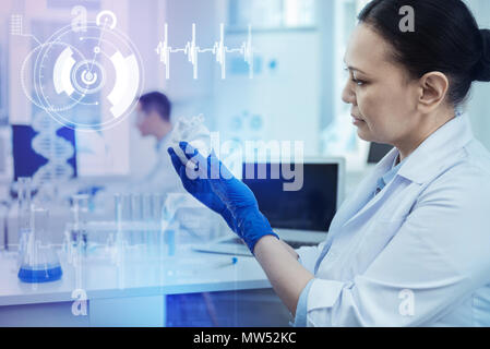 Attention le médecin au cœur tout en travaillant en miniature Banque D'Images