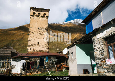 Ruiné et abandonné Svan traditionnels Tours et maisons machub avec dalle en Ushguli commune, Upper Svaneti, Georgia. Monument géorgien Banque D'Images