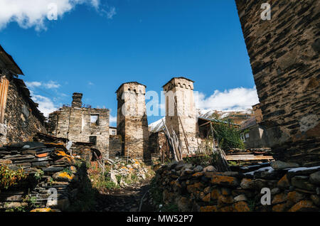 Ruiné et abandonné Svan traditionnels Tours et maisons machub avec dalle en Ushguli commune, Upper Svaneti, Georgia. Monument géorgien Banque D'Images