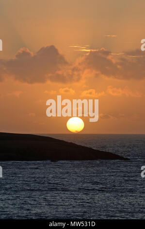 Solstice d'hiver Shetland matin lever du soleil sur une journée calme avec éclat doré du soleil avec un pic au cours de l'horizon Banque D'Images