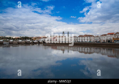 L'architecture historique de la ville de Tavira. Tavira est une ville portugaise et de la municipalité, situé à l'Est de l'Algarve sur la côte sud du Portugal Banque D'Images