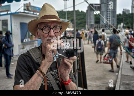 Homme prenant une photo avec un appareil photo de film Leica M3 d'époque. Banque D'Images