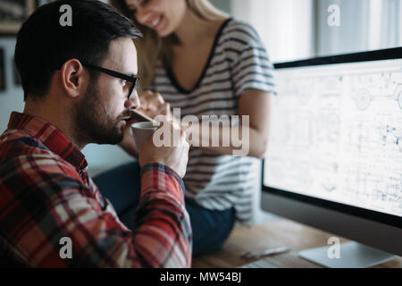 Jeune designer travaillant sur le projet à la maison Banque D'Images