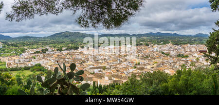 Mallorca, XXL vue panoramique à travers la fenêtre naturelle de plantes vertes plus ancienne ville d'Arta Banque D'Images