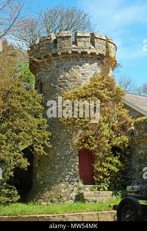 La tour de signalisation dans le jardin de la Seigneurie, Sark, Channel Islands, avril. Probablement fin du xviie début du xviiie siècle. Construit comme regarder dehors . Banque D'Images