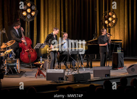 Cracovie, Pologne - le 26 avril 2018 : La performance de la chanteuse de jazz américaine Stacey Kent avec son quatuor d'accompagnement sur l'Kijow.Centre de la scène Banque D'Images