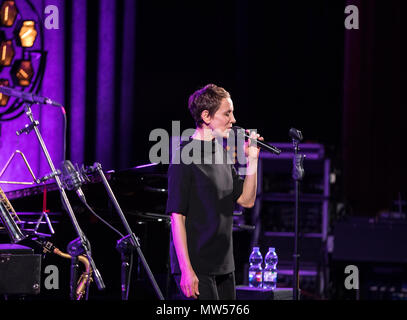 Cracovie, Pologne - le 26 avril 2018 : La performance de la chanteuse de jazz américaine Stacey Kent avec son quatuor d'accompagnement sur l'Kijow.Centre de la scène Banque D'Images