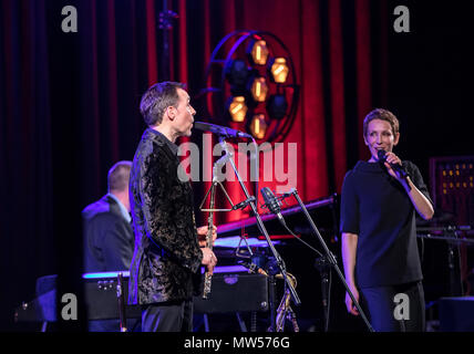 Cracovie, Pologne - le 26 avril 2018 : La performance de la chanteuse de jazz américaine Stacey Kent avec son quatuor d'accompagnement sur l'Kijow.Centre de la scène Banque D'Images