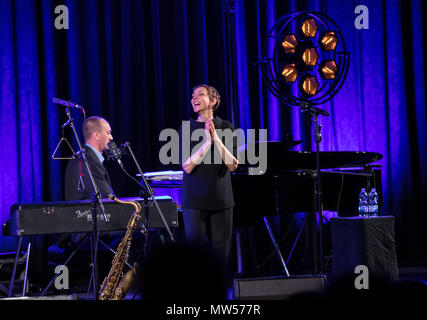 Cracovie, Pologne - le 26 avril 2018 : La performance de la chanteuse de jazz américaine Stacey Kent avec son quatuor d'accompagnement sur l'Kijow.Centre de la scène Banque D'Images