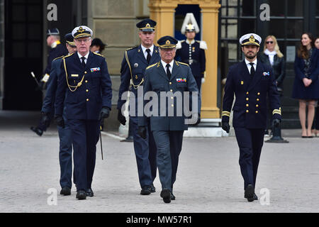 Le 72e anniversaire de Carl XVI Gustaf de Suède au Palais Royal de Stockholm, Suède. Avec : Carl XVI Gustaf de Suède, le prince Carl Philip, duc de Värmland Où : Stockholm, Suède Quand : 30 Avr 2018 Crédit : Mark De Giovanni/WENN.com Banque D'Images