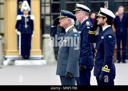 Le 72e anniversaire de Carl XVI Gustaf de Suède au Palais Royal de Stockholm, Suède. Avec : Carl XVI Gustaf de Suède, le prince Carl Philip, duc de Värmland Où : Stockholm, Suède Quand : 30 Avr 2018 Crédit : Mark De Giovanni/WENN.com Banque D'Images