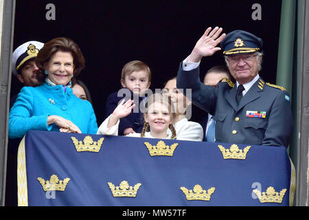 Le 72e anniversaire de Carl XVI Gustaf de Suède au Palais Royal de Stockholm, Suède. Avec : Carl XVI Gustaf de Suède, la Reine Silvia de Suède, la princesse Estelle, duchesse d'Östergötland, Prince Oscar, duc de Skane, la Princesse Victoria de Suède, le prince Carl Philip, duc de Värmland Où : Stockholm, Suède Quand : 30 Avr 2018 Crédit : Mark De Giovanni/WENN.com Banque D'Images