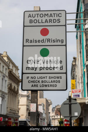 Une plaque de rue de pilotes d'avertissement automatiques Bornes escamotables en bold Street Liverpool Mai 2018 Banque D'Images