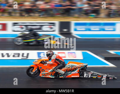 Pro Stock Bike Racing à Santa Pod. Kenneth Holmberg face visible V Maurice Bertrand côté éloigné. Banque D'Images