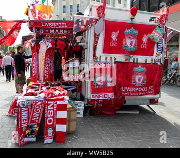 Une échoppe de marché dans le centre de Liverpool Liverpool vente de marchandises Footclub le jour de la finale de la Ligue des Champions de mai 2018 Banque D'Images