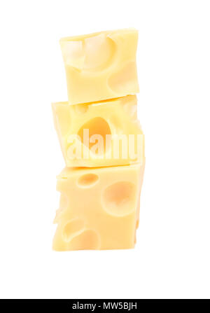 Trois cubes de fromage avec des trous sur un fond blanc Banque D'Images