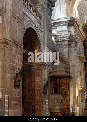 . Deutsch : Arkade der Dolorosa-Kapelle der Iglesia de San Isidoro el Real à Oviedo (Near Asturias)[1]). Gut zu erkennen sind im Feld 12 die beiden Herzen des emblèmes zu "Consideratio XLVI : Vulneratum vulnerat." Ginthers Anton aus 'Mater amoris et doloris, quam Christus in cruce moriens ac singulis omnibus fidelibus matrem legavit suis dans : ecce mater tua." (Georg Schlüter und Martin Happach, Augsbourg, 1711). 25 août 2016, 13:00:36. Photo gracieuseté de M. Christos T. Nakas 56 Arkade der Dolorosa-Kapelle in der Igelsia de San Isidoro Banque D'Images