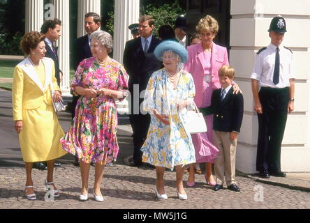 La famille royale britannique s'est réunie à Clarence House pour célébrer le 92e anniversaire de la reine mère, à Londres. Royaume-Uni 04 août 1992 Banque D'Images