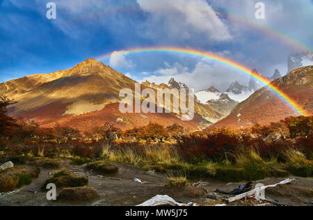 Montagnes et un arc-en-ciel dans le parc national Los Glaciares. Patagonie Argentine à l'automne Banque D'Images