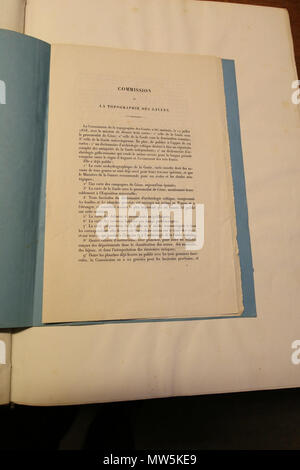 . English : Fascicule, page 1, "Commission de la topographie des Gaules' insérée dans le Dictionnaire archéologique de la Gaule , publié par la commission instituée au ministère de l'Instruction publique et des Beaux-Arts, 1875. Exemplaire du Musée nationale d'archéologie . 27 mars 2017, 16:42:50. Commission de la topographie de la Gaule en 150-Dag-Commission page1 Banque D'Images