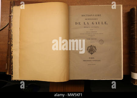 . Français : Dictionnaire archéologique de la Gaule, volume D à l , publié par la commission instituée au ministère de l'Instruction publique et des Beaux-Arts, 1875. Exemplaire du Musée nationale d'archéologie . 27 mars 2017, 16:42:50. Commission de la topographie de la Gaule en 150 Dag-Dictionnaire-2-D-L Banque D'Images