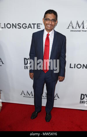 LOS ANGELES, CA - 30 juin : Dinesh D'Souza à l 'Amérique' film premiere du Regal Cinemas LA Vivre à Los Angeles, Californie le 30 juin 2014. Credit : mpi86/MediaPunch Banque D'Images