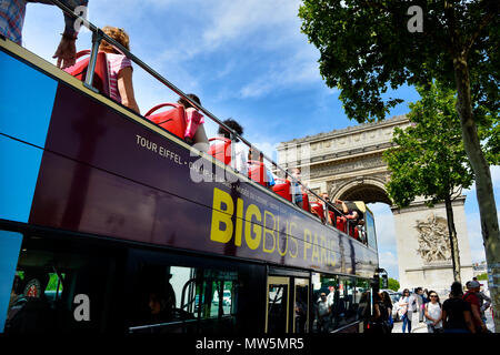 Big Bus sightseeing sur les Champs-Elysées - Paris - France Banque D'Images