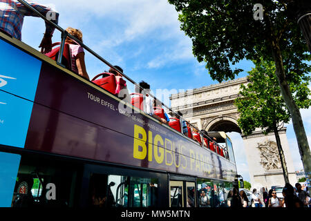 Big Bus sightseeing sur les Champs-Elysées - Paris - France Banque D'Images