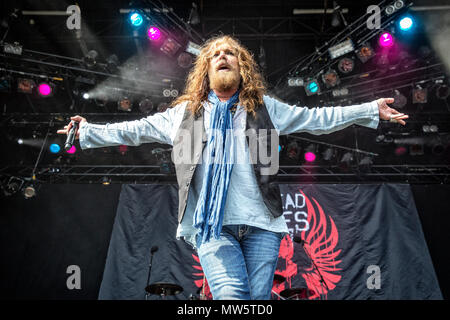 La Suède, Solvesborg - 9 juin 2017. Le groupe de rock les morts Australian-American Daisies effectue un concert live au cours de la fête de la musique suédoise Sweden Rock Festival 2017 Dans Blekinge. Ici le chanteur John Corabi est vu sur scène. (Photo crédit : Gonzales Photo - Terje Dokken). Banque D'Images