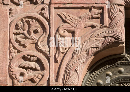 Bâle, Münster (Basler Münster), NLF, Querhaus Blattornament Galluspforte, und Greif Banque D'Images