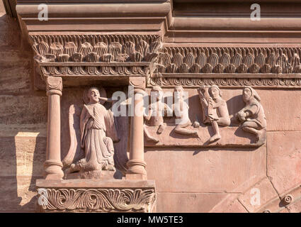 Bâle, Münster (Basler Münster), NLF, Querhaus Auferstehenden Galluspforte, Engel mit, die aus den Gräbern steigen Banque D'Images