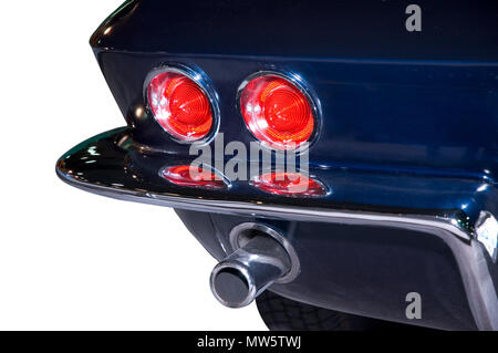 Close up détails d'une voiture classique feux arrière. Isolé sur un fond blanc. Chemin de détourage inclus. Beaucoup plus de la voiture photo dans ma galerie. Banque D'Images