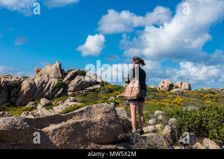 Les touristes à la recherche au rocher en forme de cochon dans la Valle della Luna sur Capo Testa, Santa Teresa Gallura, Sardaigne Banque D'Images