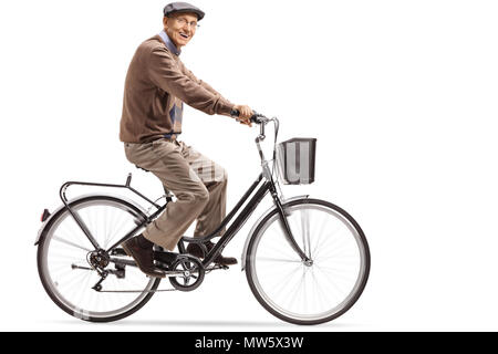 Un homme âgé d'une bicyclette isolé sur fond blanc Banque D'Images