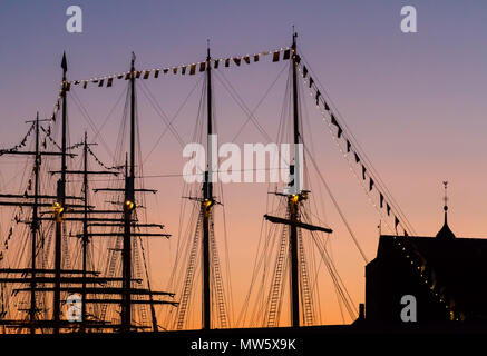 Tall Ships Races Bergen, Norvège, 2014. Coucher de soleil sur le quatre-mâts barque russe Kruzenshtern' ' Banque D'Images