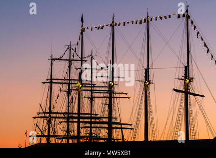 Course des grands voiliers 2014 Bergen, Norvège. Coucher de soleil sur le quatre-mâts barque russe Kruzenshtern' ' Banque D'Images