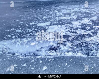 Banc de glace et la glace concassée et congelé sombre sur terrain plat. Shining la glace concassée dans un éclairage coloré. Banque D'Images