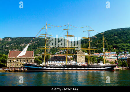 Course des grands voiliers 2014 Bergen, Norvège. Quatre-mâts barque russe Kruzenshtern, le deuxième plus grand navire à voiles. En face de Haakons Hall, d'autres Banque D'Images