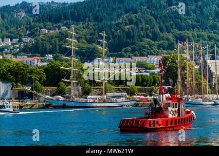 Course des grands voiliers 2014 Bergen. Brick polonais Frédéric Chopin. Derrière elle, trois mâts polonais le trois-mâts barque-goélette Pogoria. Un bateau remorqueur local présents. Banque D'Images