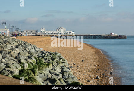 Pier et le front de mer de Southsea à Portsmouth, Angleterre, Hampsire. Avec plage de galets et les gens se promener sur la promenade. Banque D'Images